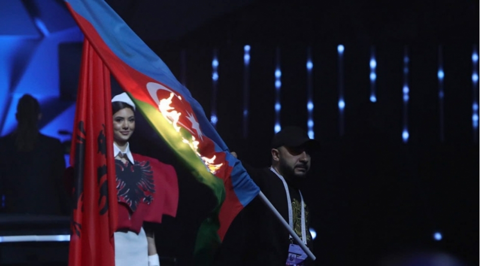 ermenistandan-novbeti-vandalliq-irevanda-avropa-chempionati-zamani-azerbaycan-bayragi-yandirilibvideo