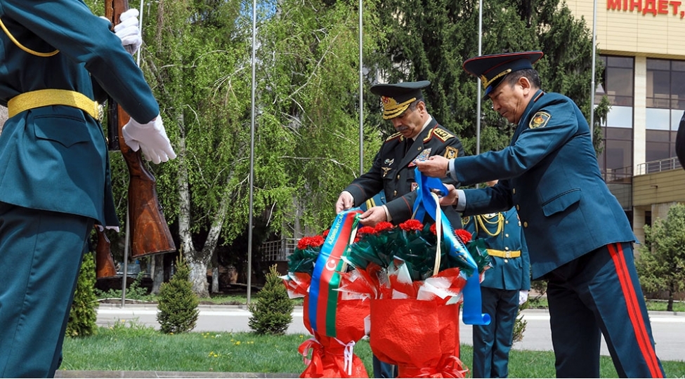 mudafie-naziri-almatida-quru-qoshunlarinin-herbi-institutunu-ziyaret-edib