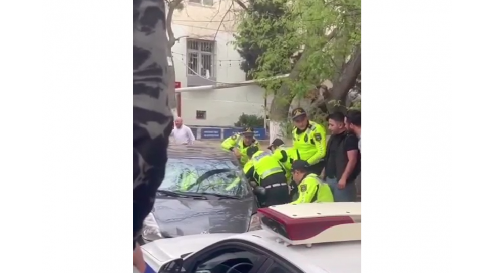 bakida-mashini-yol-polislerinin-ustune-suren-shexs-saxlanilib-video