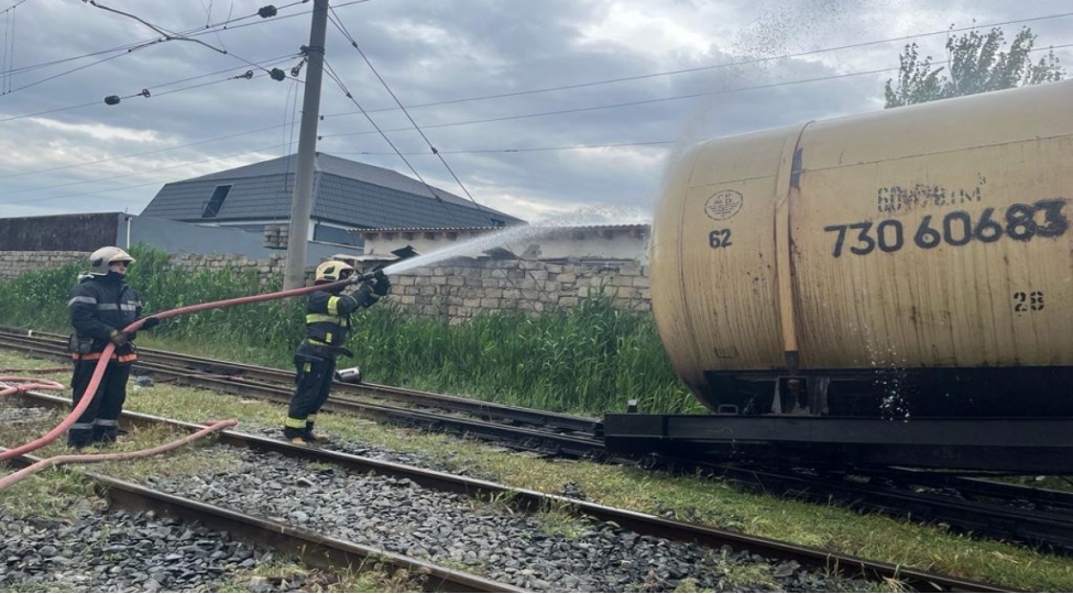 fhn-bakida-yanacaq-vaqonunun-relsden-chixmasi-ile-bagli-emeliyyat-goruntuleri-yayib-fotovideo