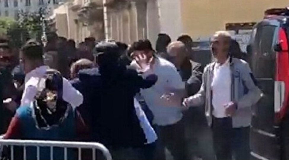 fransada-ses-vermeye-geden-turklere-pkk-chilar-hucum-etdi-video