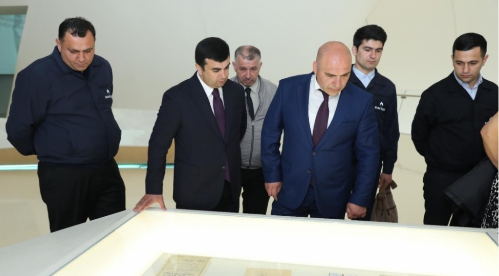 azeriqazemekdashlari-heyder-eliyev-merkezinde-foto