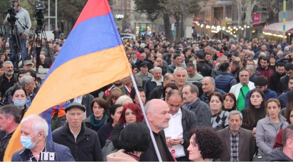 ermenistanda-ikinci-qarabag-muharibesi-ishtirakchilarinin-yaxinlari-aksiya-kechirir-video