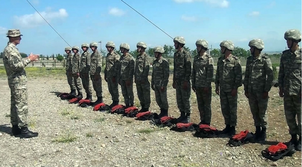 sehra-chixishinda-olan-kursantlarla-kechirilen-praktiki-meshgeleler-davam-edir-video