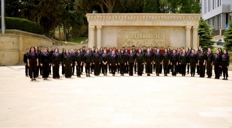 ulu-onderin-100-illiyine-ve-musteqillik-gunune-hesr-olunan-fleshmob-kechirilib-fotolar