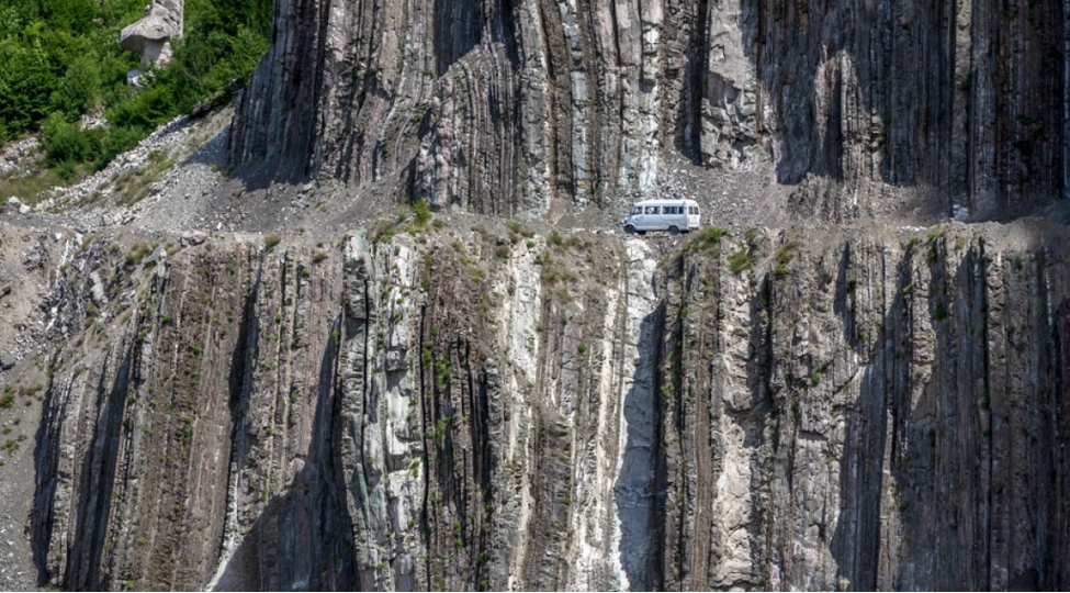 ismayilli-lahic-yoluna-tokulen-qaya-parchalari-temizlenib-hereket-berpa-olunub-video