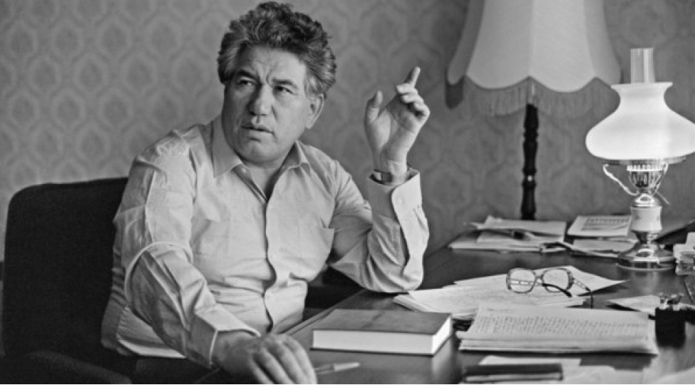 nazirlik-chingiz-aytmatovun-abidesi-ile-bagli-achiq-musabiqe-elan-edib