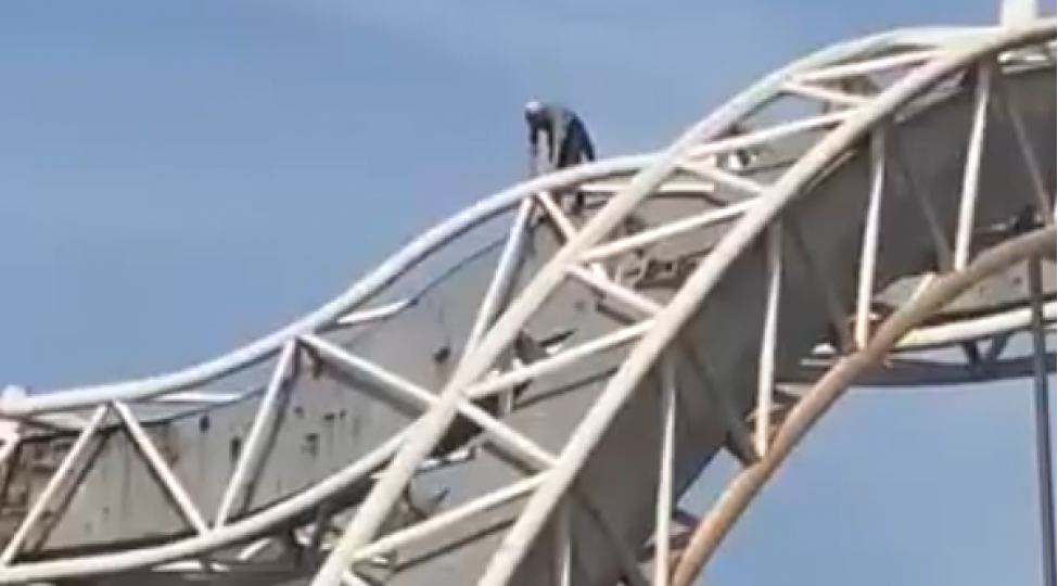 bakida-kishi-ozunu-korpuden-atmaq-isteyir-video