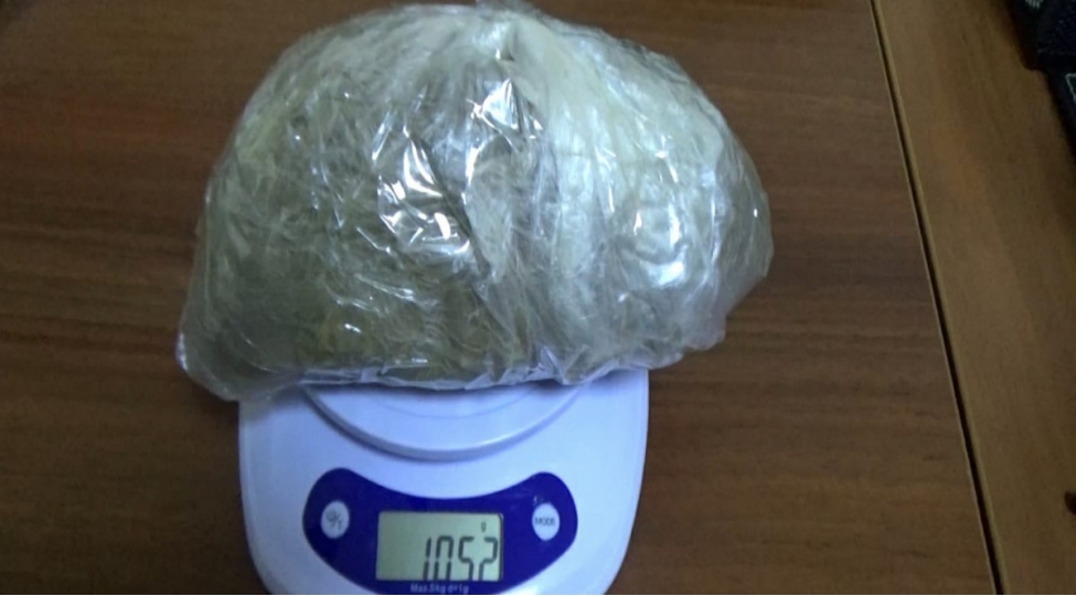 iranli-narkotacirin-shebekesine-daxil-olan-shexsden-3-kq-heroin-ve-tiryek-goturulub-video