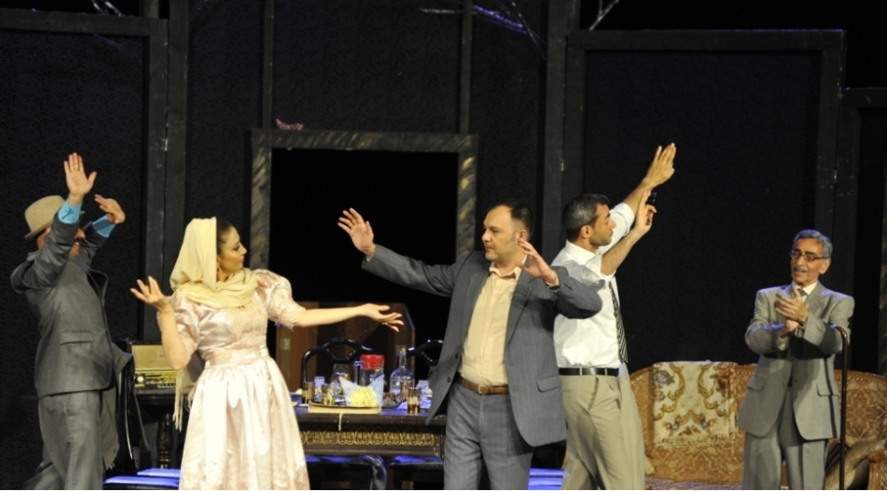 ah-bu-uzun-sevda-yolu-gencede-numayish-olunub