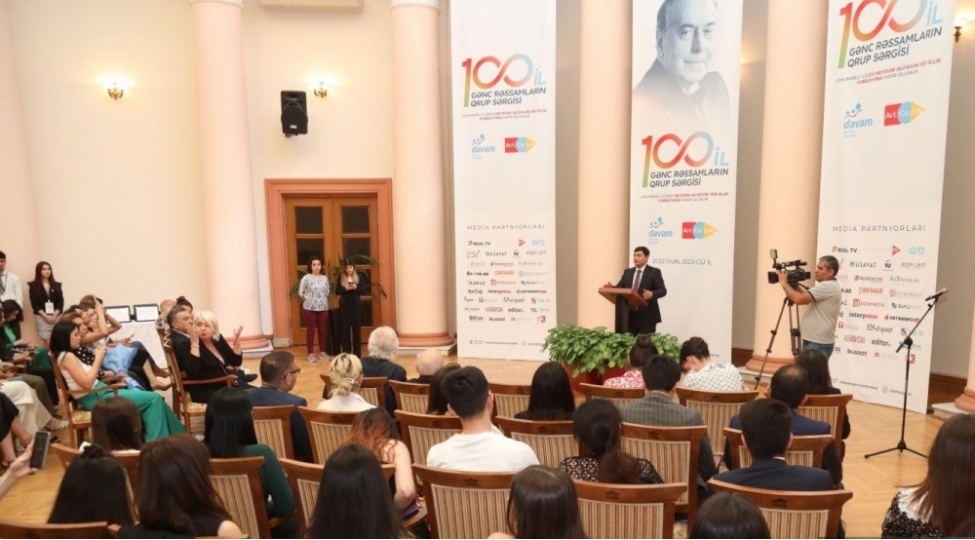 100-il-adli-genc-ressamlarin-qrup-sergisi-foto