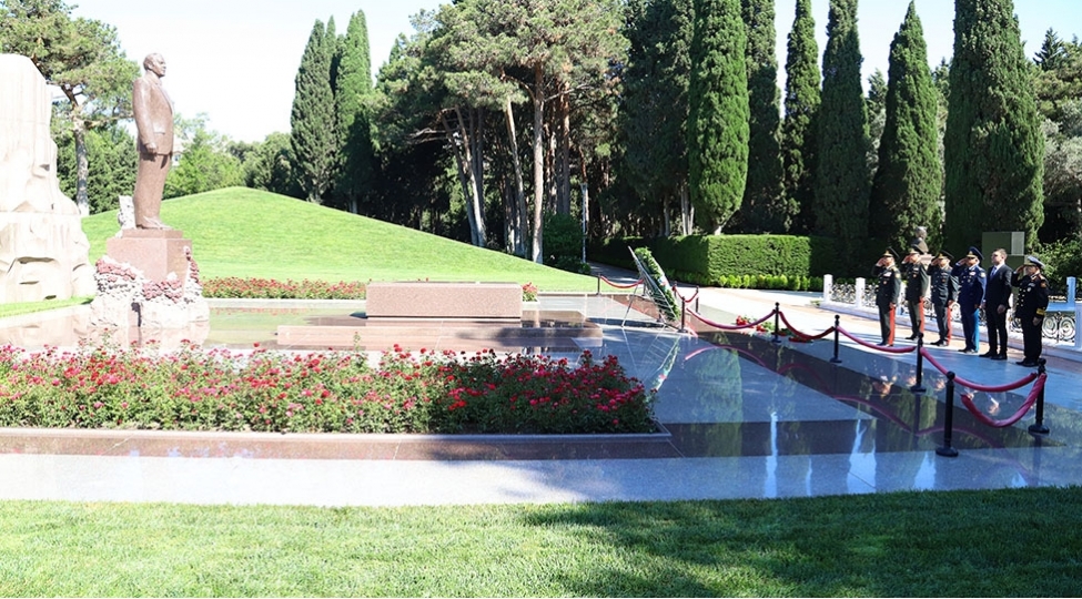 mudafie-nazirliyinin-rehberliyi-fexri-xiyabani-ve-shehidler-xiyabanini-ziyaret-edib