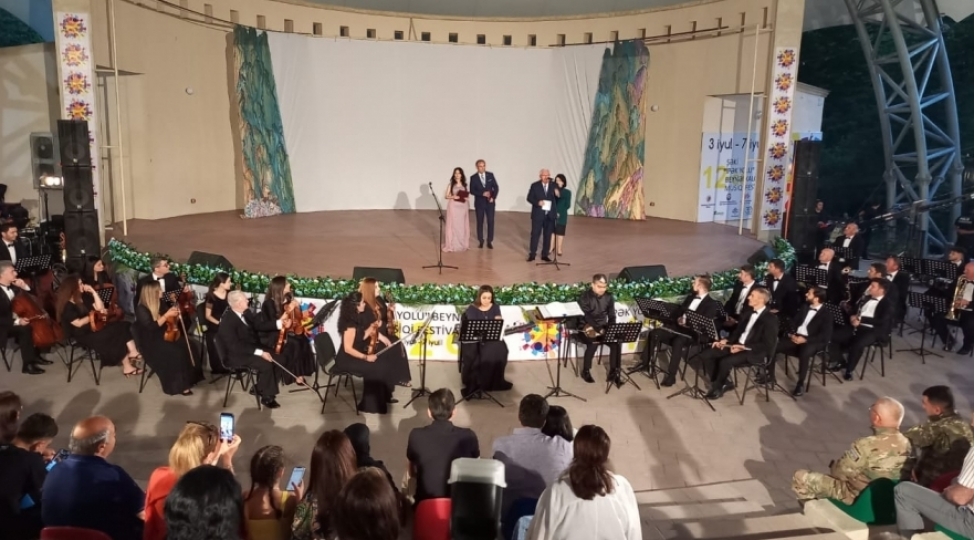 sheki-ipek-yolu-xii-beynelxalq-musiqi-festivali-bashlayib
