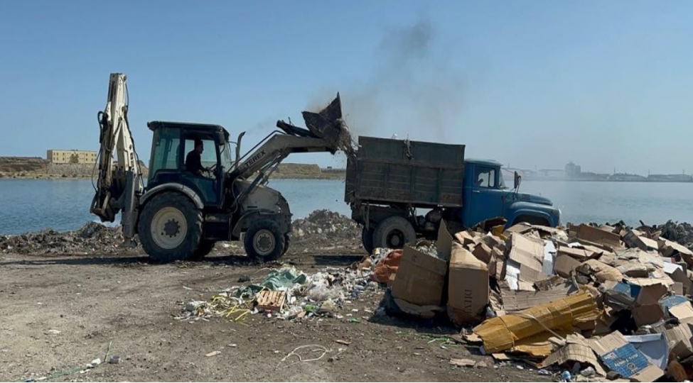 dovlet-xidmeti-lokbatanda-yangina-sebeb-olan-tullantilarin-temizlenmesini-teshkil-edib-video