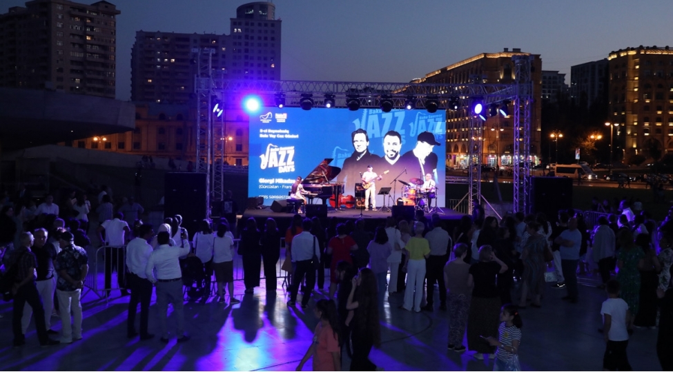 heyder-eliyev-merkezinin-parkinda-caz-konsert-olub-foto