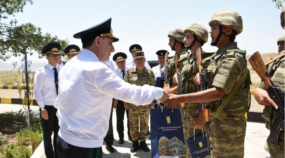 bash-prokuror-naxchivanda-herbi-qulluqchulara-hediyyeler-verib