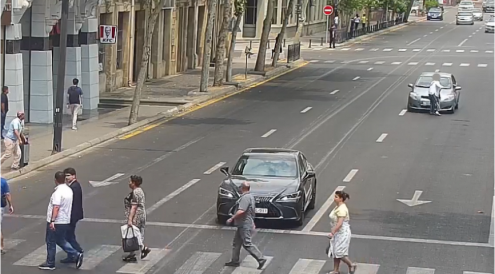 paytaxtda-avtomobil-piyadani-vurub-video