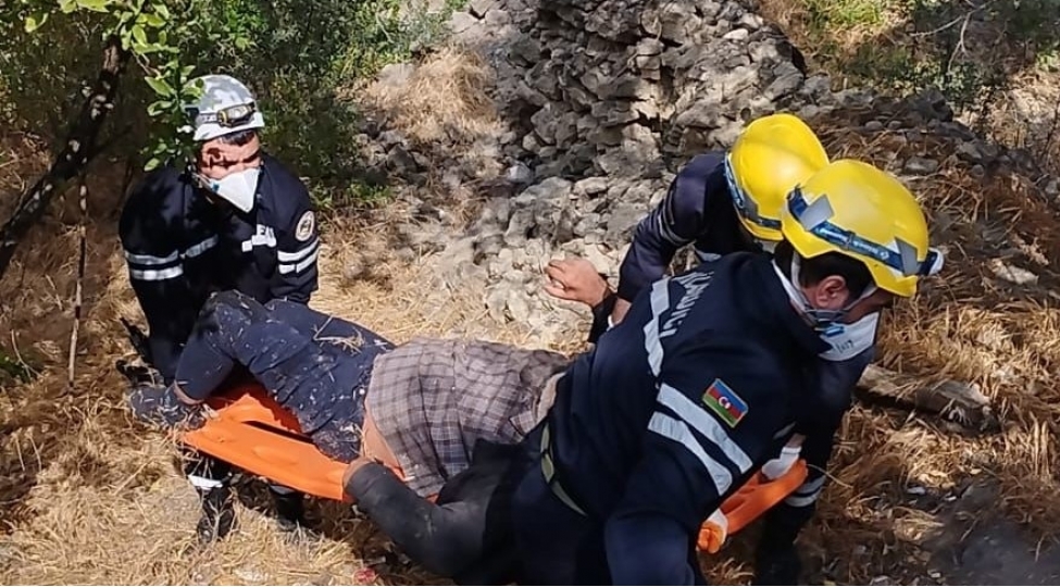 bakida-53-yashli-kishi-hundurlukden-yixilaraq-komeksiz-veziyyetde-qalib