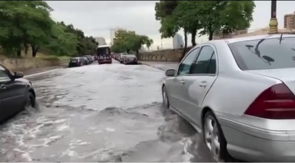 paytaxtin-bir-sira-yollarina-su-dolub-video