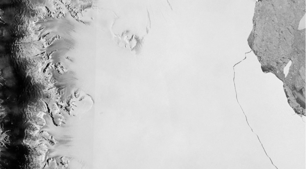 planetin-en-boyuk-aysberqi-aktiv-surushmeye-bashlayib