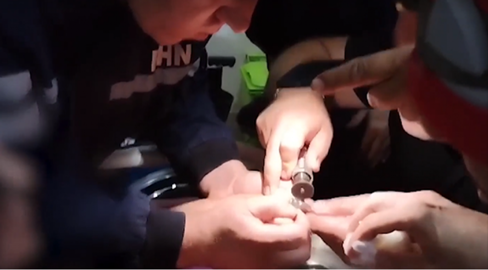 ushagin-barmaginda-qalan-demir-halqa-bele-chixarildi-video