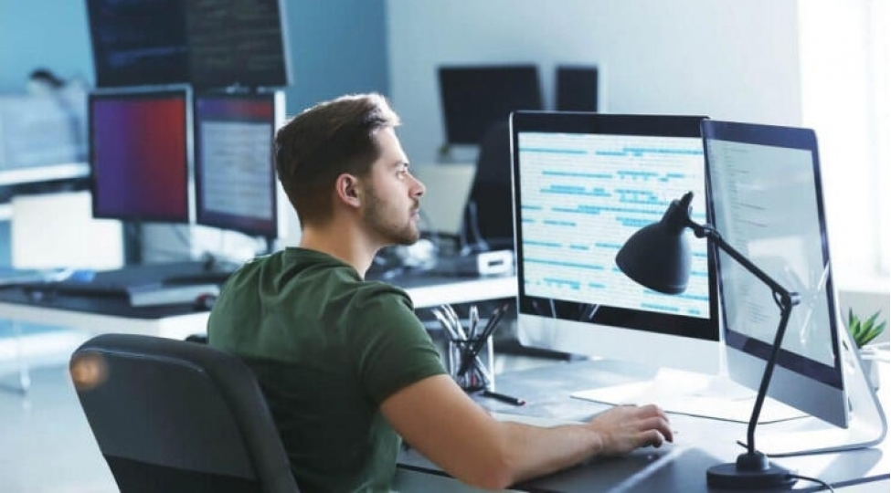 saatlarla-komputer-qarshisinda-oturmaq-neye-sebeb-olur
