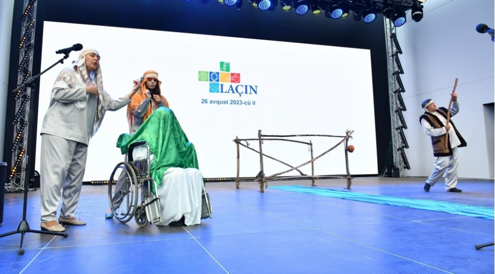 lachin-sheheri-gunu-tedbirleri-cherchivesinde-deli-domrul-tamashasi-numayish-etdirilib