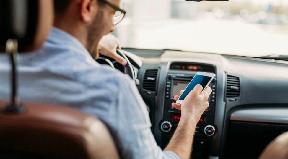 niim-sukan-arxasinda-mobil-telefondan-istifade-eden-suruculere-muraciet-edib-video