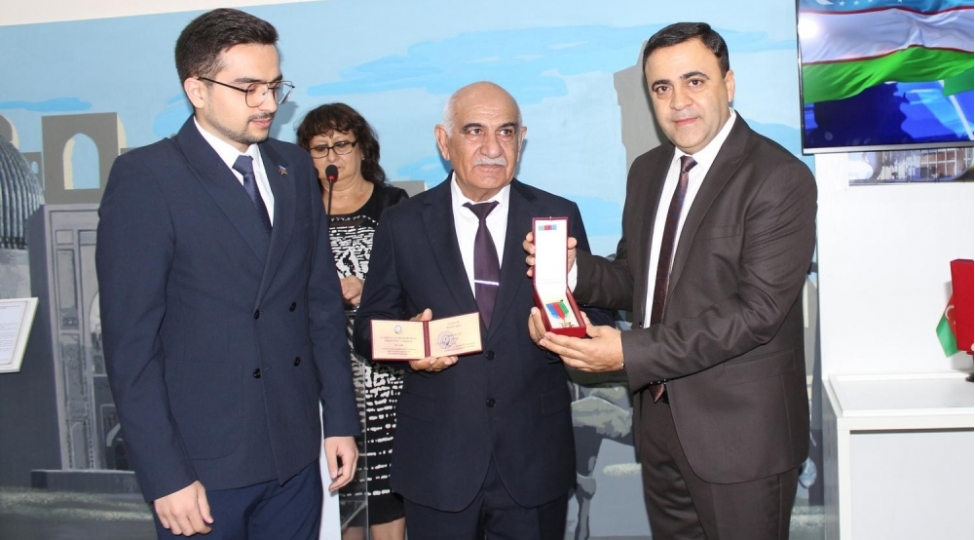 azerbaycanin-dostluq-ordeni-ozbekistanin-incesenet-xadimlerine-teqdim-olunub