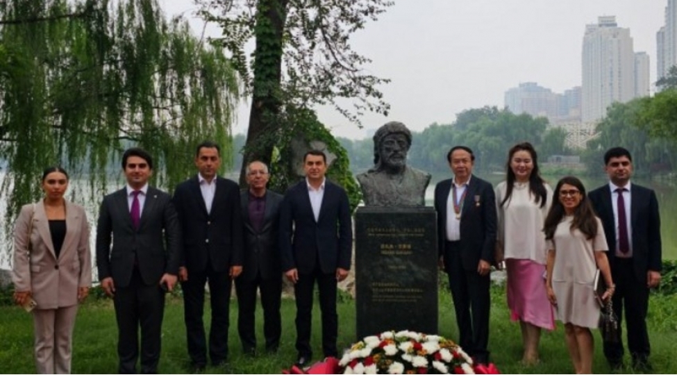 medeniyyet-nazirliyinin-numayende-heyeti-chinde-nizami-gencevinin-bustunu-ziyaret-edib