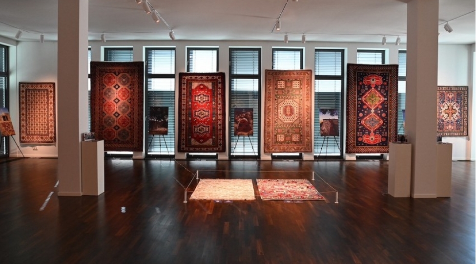 berlindeki-azerbaycan-medeniyyet-merkezinde-azerxalcha-asc-xalchalarinin-sergisi-kechirilir