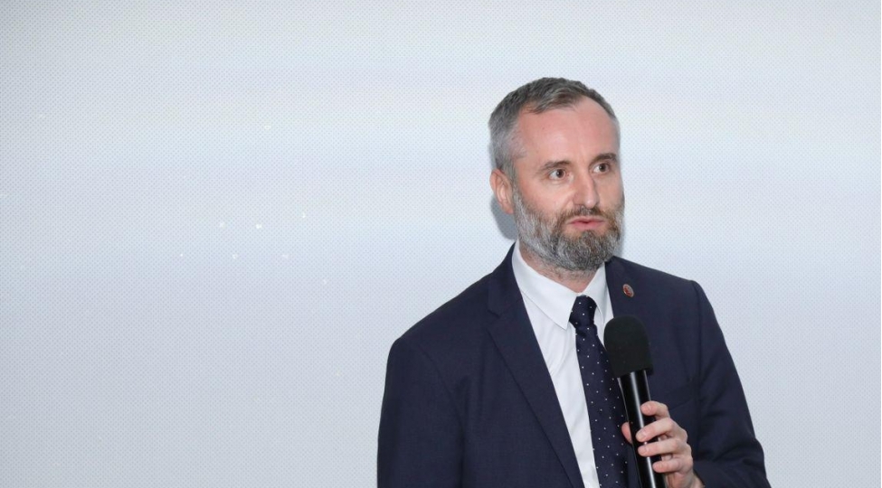 ikinci-dunya-muharibesi-zamani-yehudileri-gizleden-polshali-aileye-hesr-edilmish-film-bakida-numayish-olunub