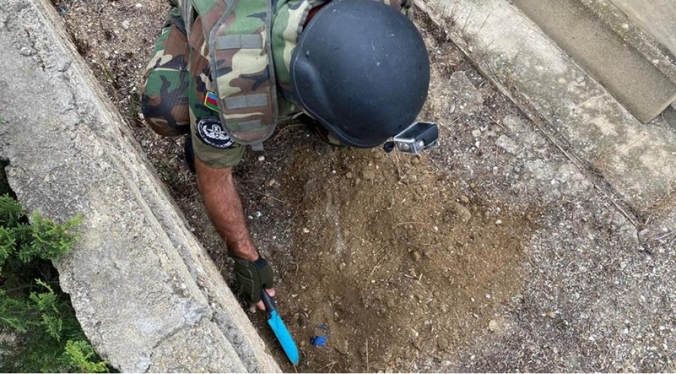 paytaxtda-torpaga-basdirilmish-tapancha-ve-el-qumbarasi-tapildi-fotovideo