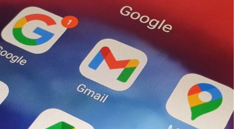 gmail-mesajlashma-tetbiqine-chevrilir