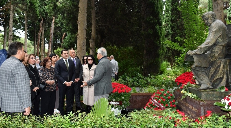 arif-melikovun-mezari-ziyaret-olunub-foto