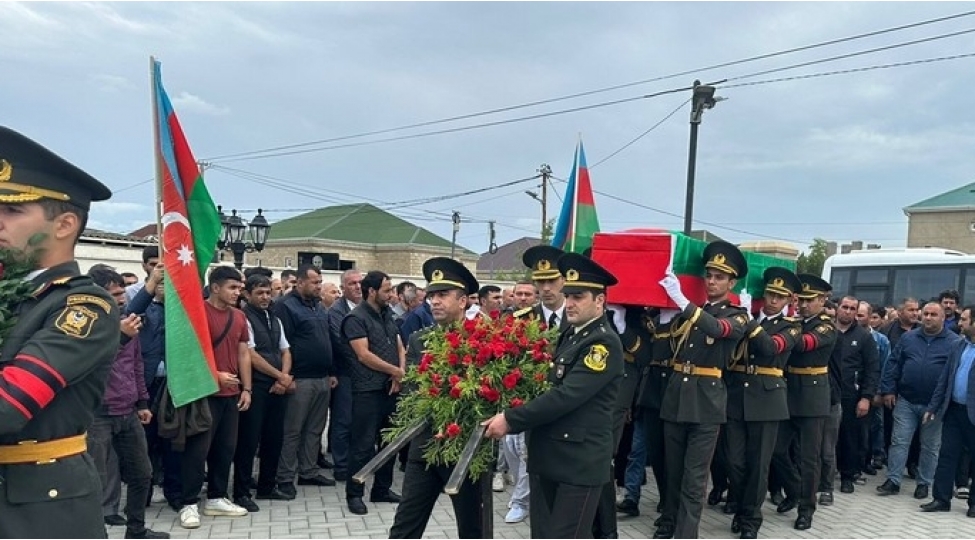 avtoqezada-helak-olan-herbchi-bine-shehidler-xiyabaninda-torpaga-tapshirilib