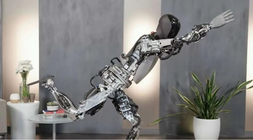 tesla-insanabenzer-robotunu-numayish-edib