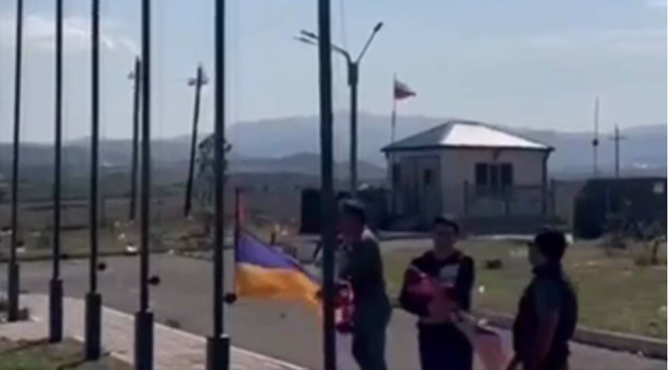xocali-aeroportundaki-ermenistan-bayragi-endirildi-video
