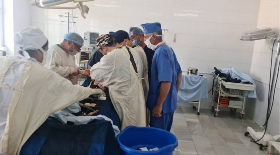 azerbaycanli-ve-ozbek-hekimler-birge-cerrahi-emeliyyatlar-kechirir-video