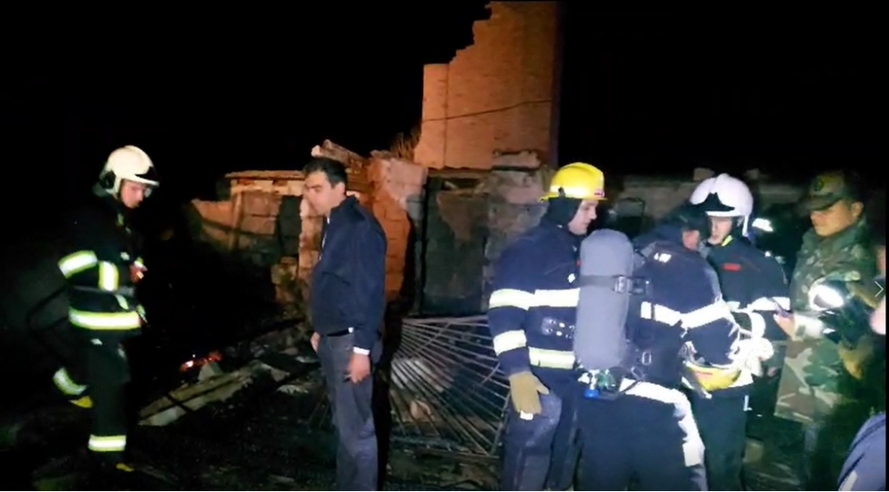 haciqabulda-evde-bash-veren-yanginda-5-nefer-helak-olub-yenilenibvideo