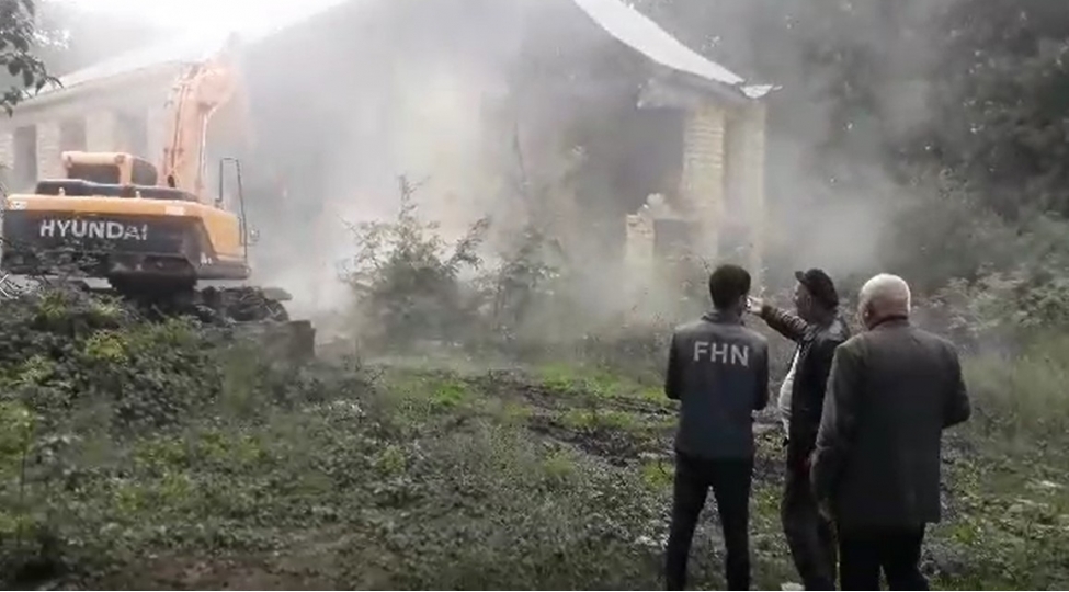 masalli-ve-gencede-qanunsuz-tikililer-sokulub-fotovideo