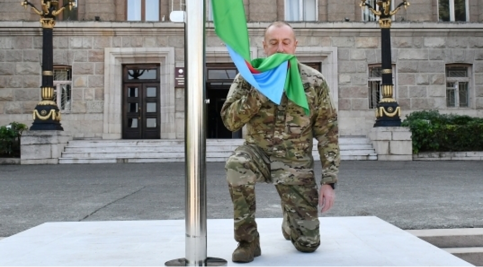 prezident-ilham-eliyev-xankendi-sheherinde-azerbaycan-respublikasinindovlet-bayragini-ucaldib-ve-chixish-edib-yenilenib-2