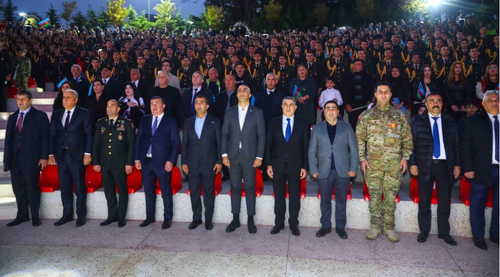 xetai-rayonunda-zefer-gunune-hesr-olunmush-konsert-proqrami-ve-ateshfeshanliq-teshkil-olunub-videofoto