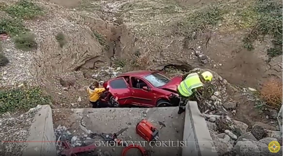 baki-shamaxi-yevlax-yolunda-mashin-dereye-ashib-xesaret-alan-var-video