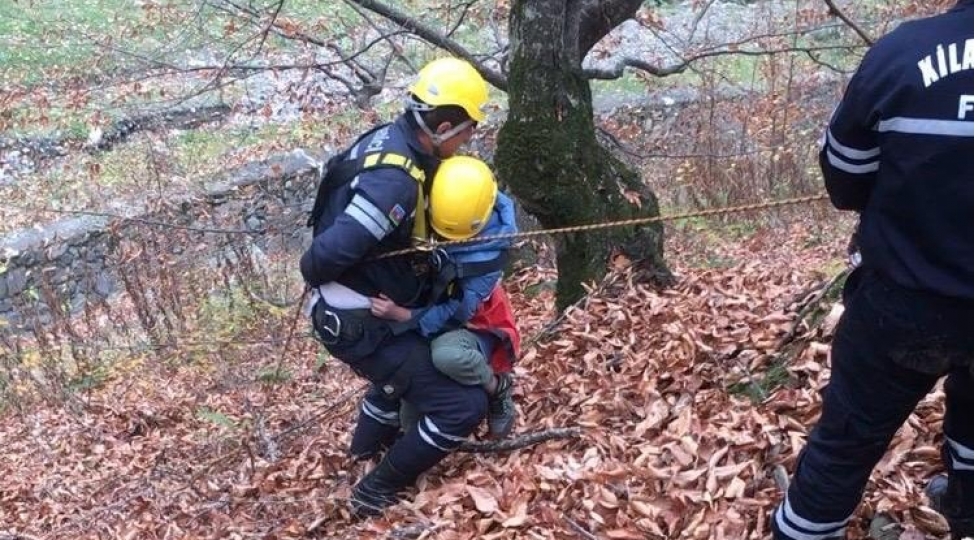 tufandagda-komeksiz-veziyyetde-qalan-shexs-xilas-edilib-fotovideo