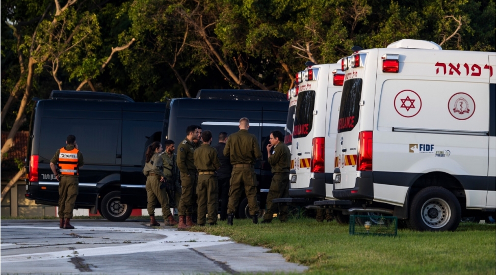 israilli-girovlarin-qirmizi-xacha-tehvil-verilmesinin-goruntuleri-yayilib-video