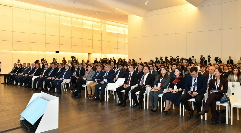 medeniyyet-ve-yaradici-senayeler-forumunun-birinci-gununde-iki-panel-basha-chatib