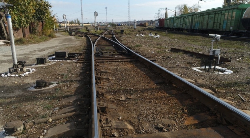 bileceri-demir-yolu-stansiyasindaki-cheshidleme-tepesi-yeniden-qurulur-fotovideo