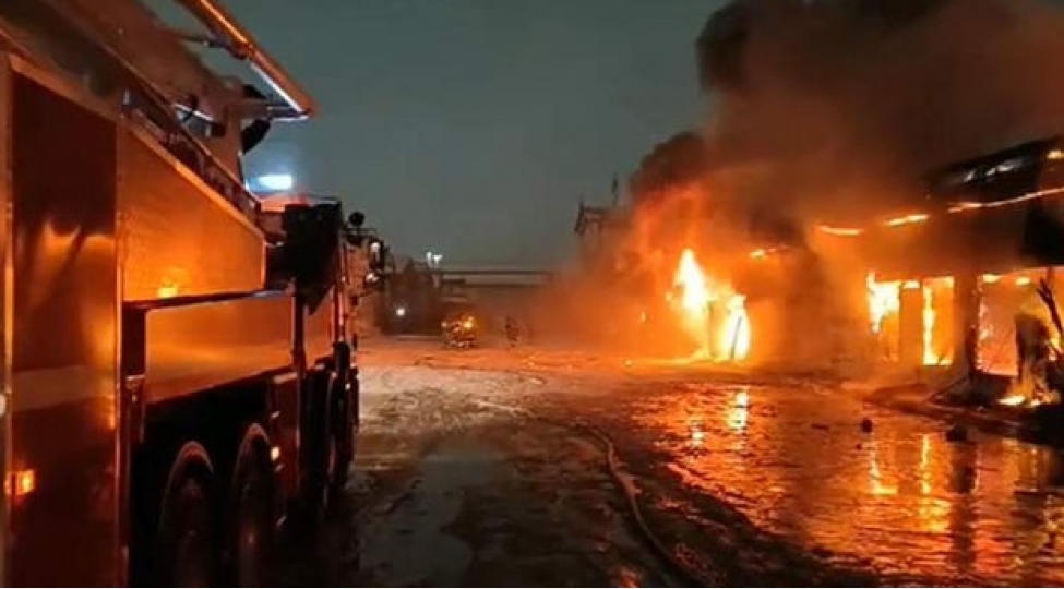 rusiyada-avtomobil-satilan-merkezde-guclu-yangin-olub-video