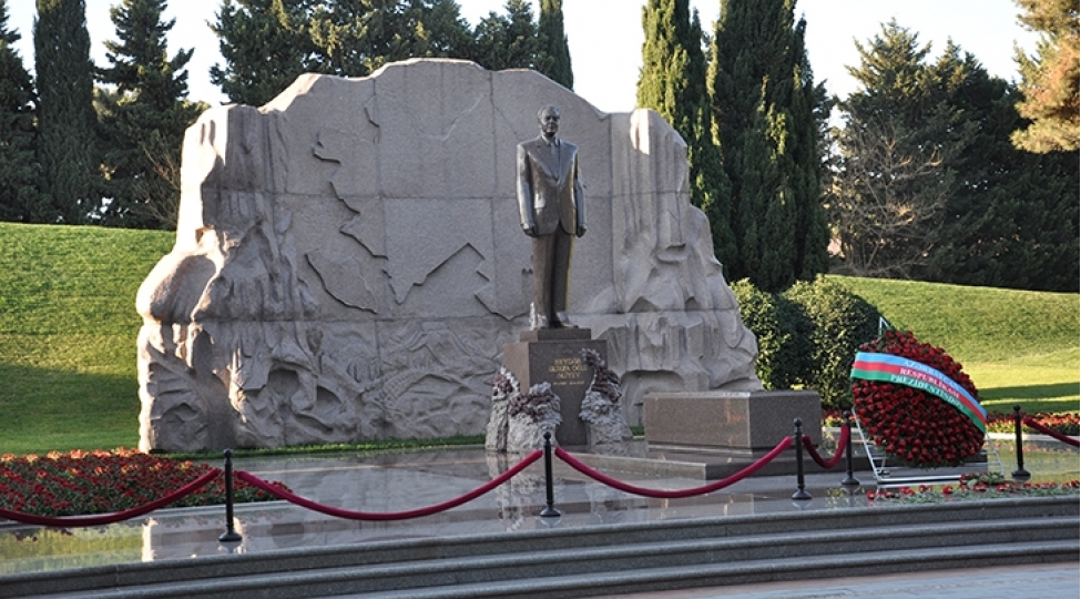 naxchivanin-bakidaki-daimi-numayendeliyinin-kollektivi-ulu-onder-heyder-eliyevin-mezarini-ziyaret-edib
